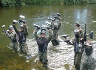 Con las armas arriba